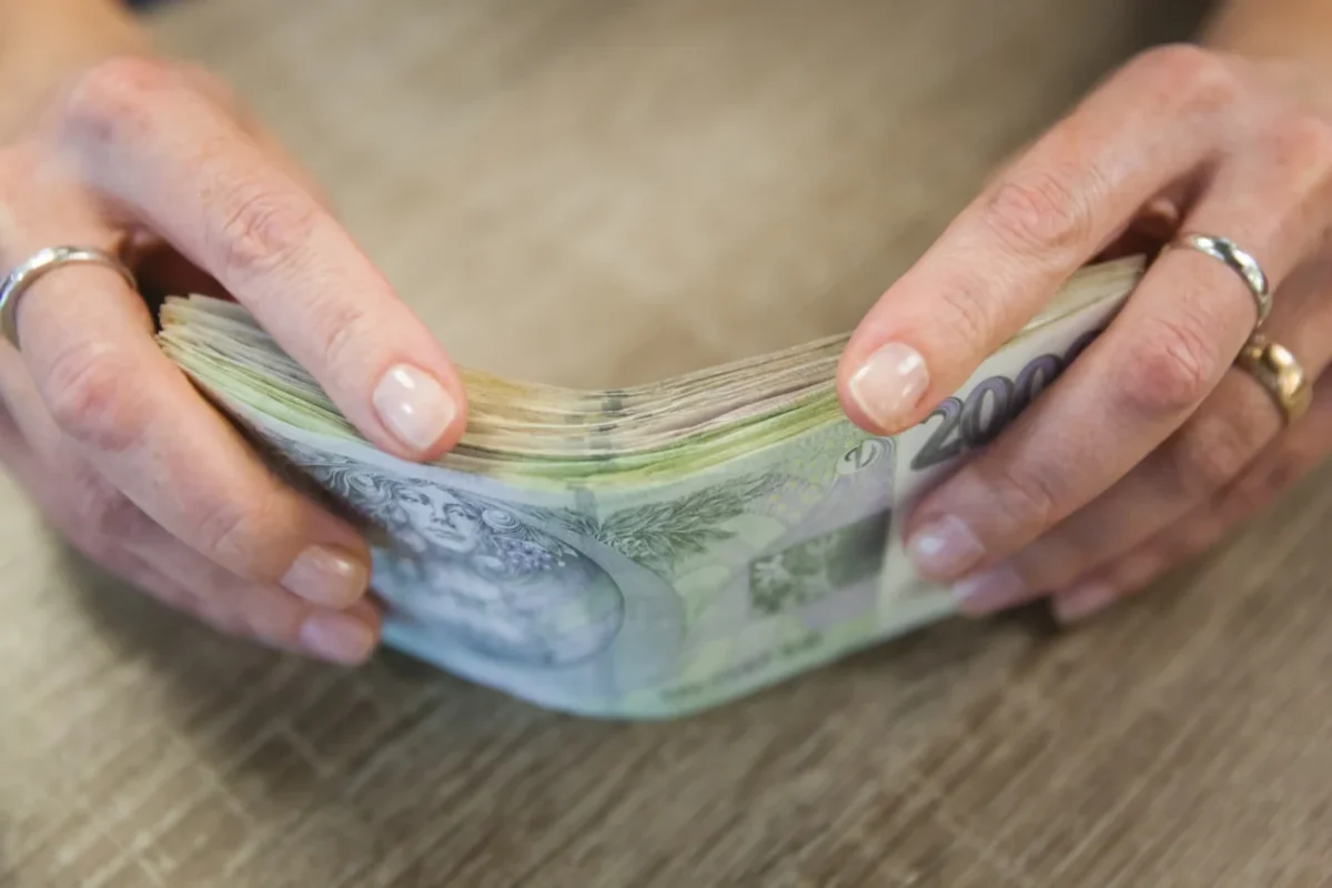 Žena v ruce drží peníze.