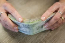 Žena v ruce drží peníze.