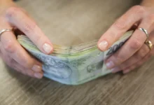 Žena v ruce drží peníze.
