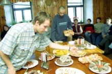 Lidé a stůl s občerstvením.