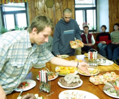Lidé a stůl s občerstvením.