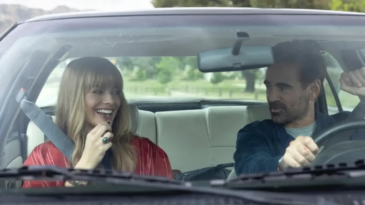 Margot Robbie a Colin Farrell jedoucí v autě ve filmu Velká odvážná nádherná cesta.