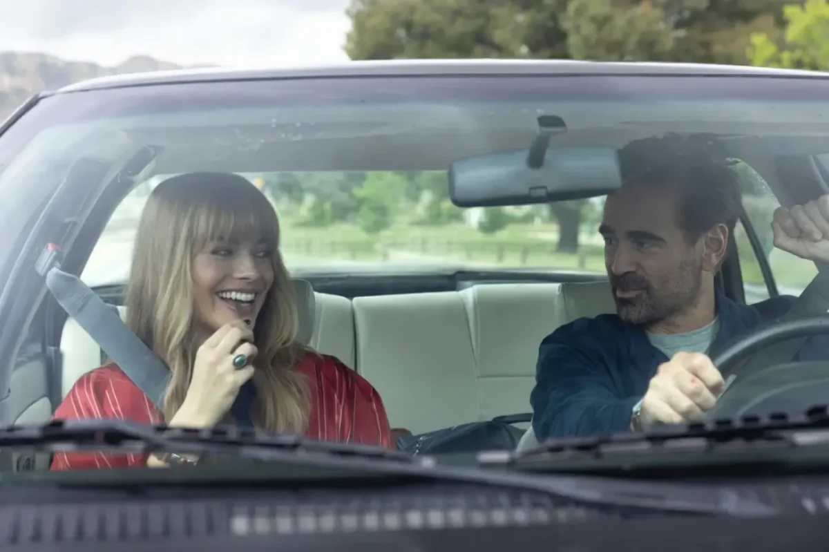 Margot Robbie a Colin Farrell jedoucí v autě ve filmu Velká odvážná nádherná cesta.