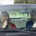 Margot Robbie a Colin Farrell jedoucí v autě ve filmu Velká odvážná nádherná cesta.