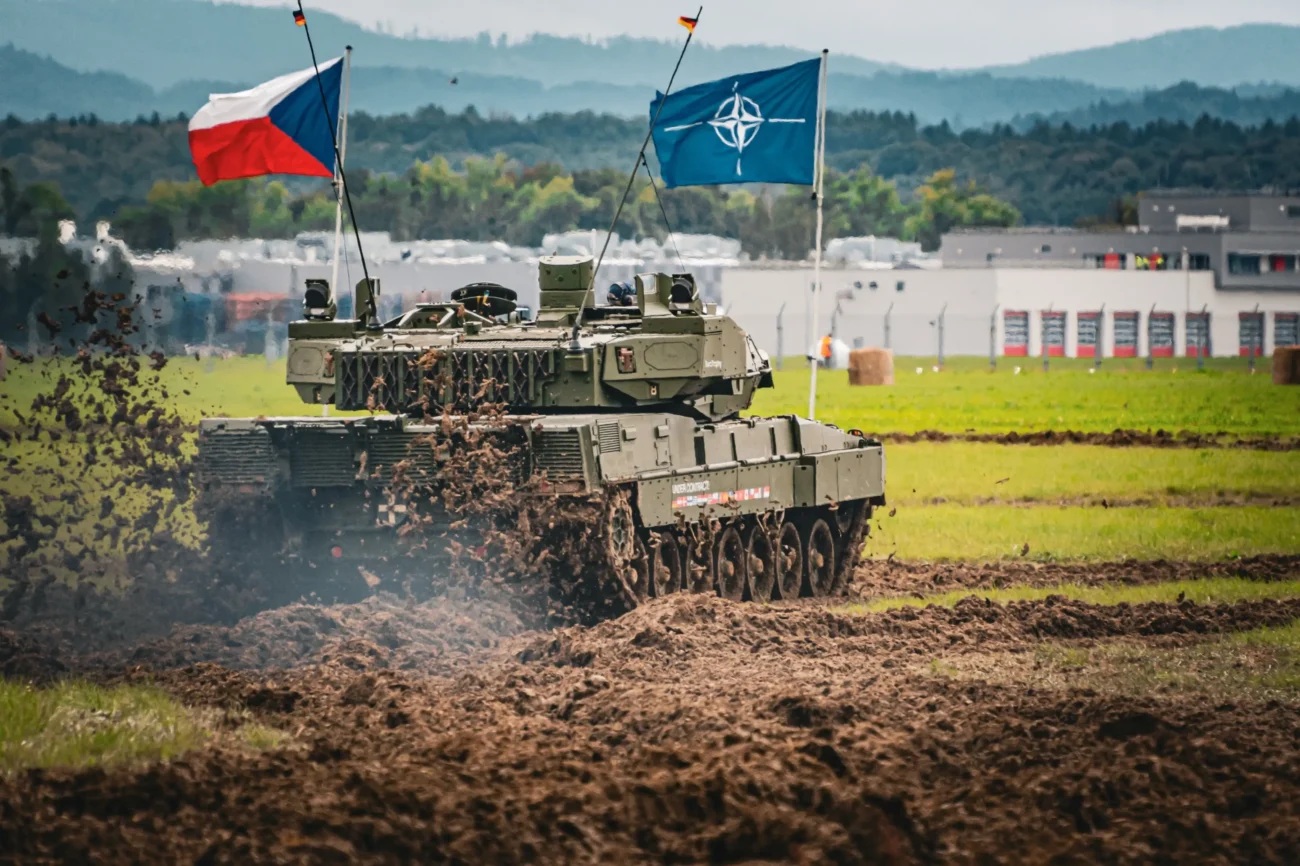 Tank jede na poli.