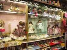 retro hračky ve vitríně