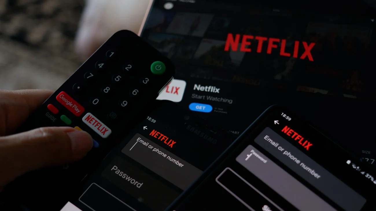 Netflix v televizi a mobilu. 