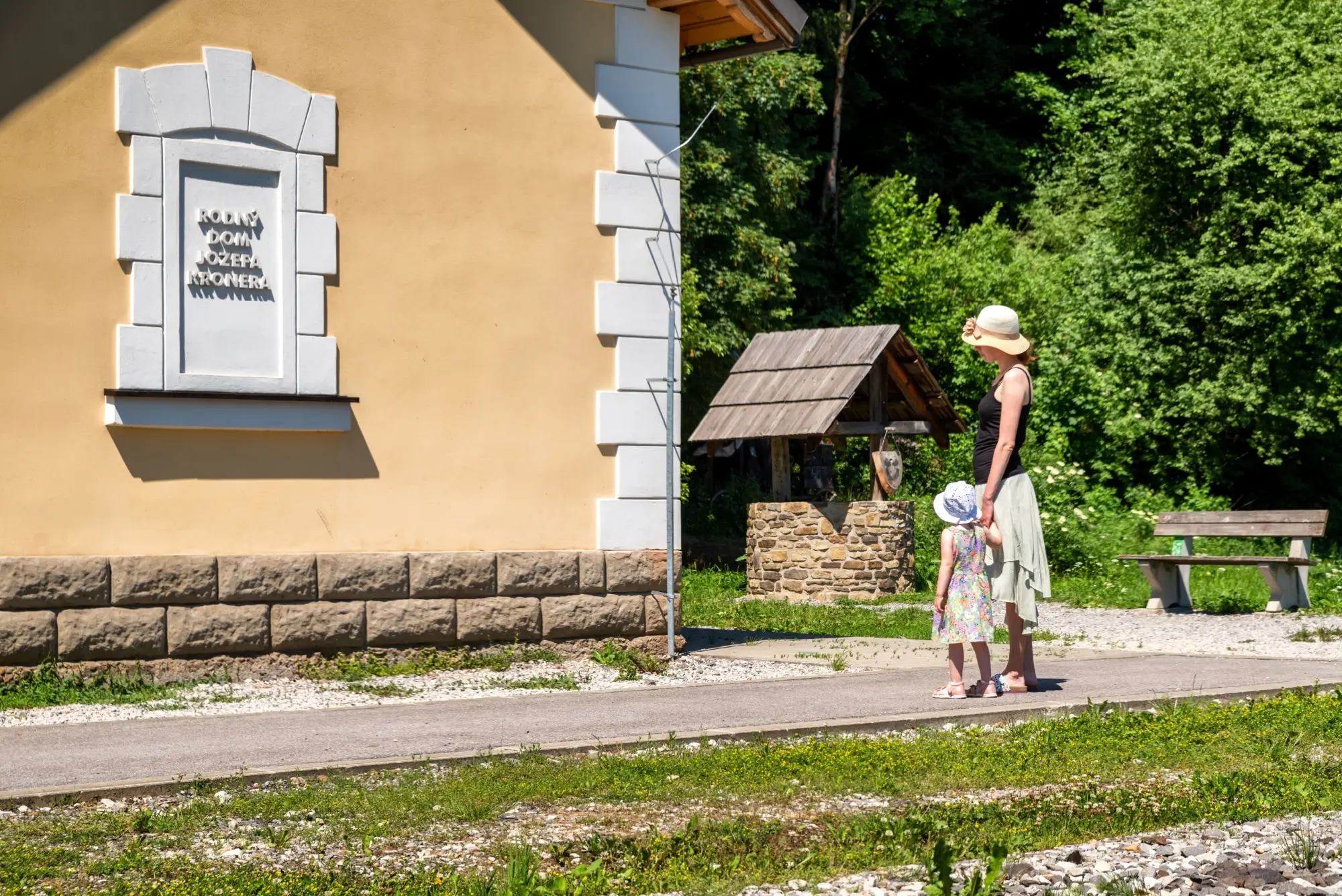 matka s dítětem se dívají na rodný dům Jozefa Kronera