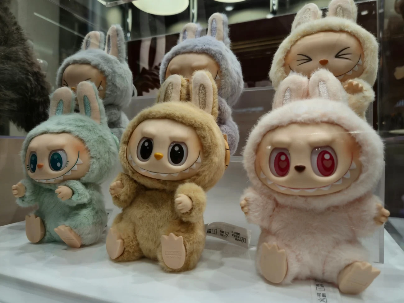 shutterstock_2638691115-2 | TVGURU.cz Plyšáci Labubu stojící vedle sebe