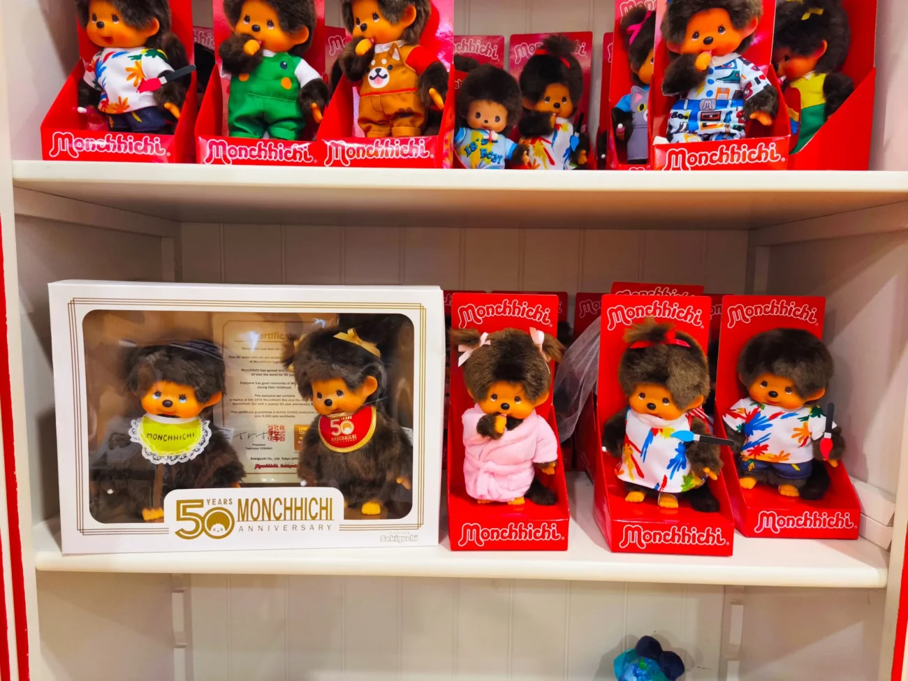 shutterstock_2675770979-2 | TVGURU.cz Mončičáci vystavení v obchodě.