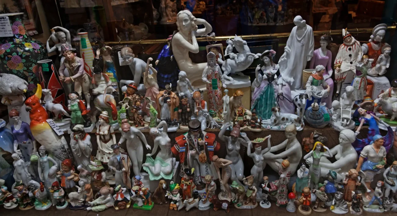 Shutterstock_1631980456 | TVGURU.cz Porcelánové figurky