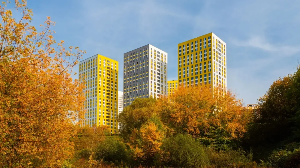 paneláky v podzimní krajině