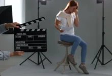 žena na castingu, před ní klapka
