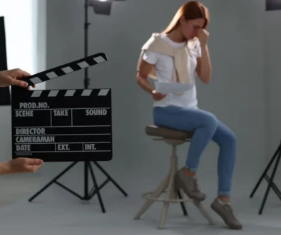 žena na castingu, před ní klapka