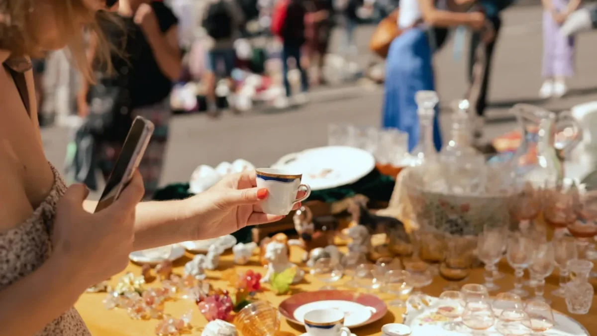 starožitný trh s porcelánem