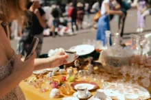 starožitný trh s porcelánem