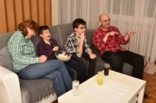 rodina sleduje televizi