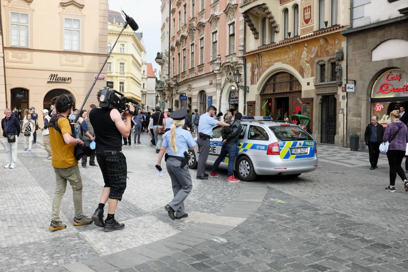 natáčení policejní honičky na náměstí