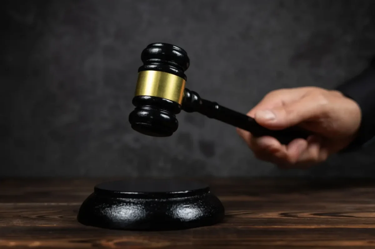 aukční kladívko v ruce