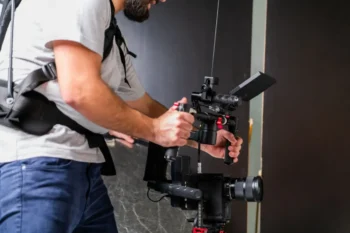 kameraman držící kameru během natáčení