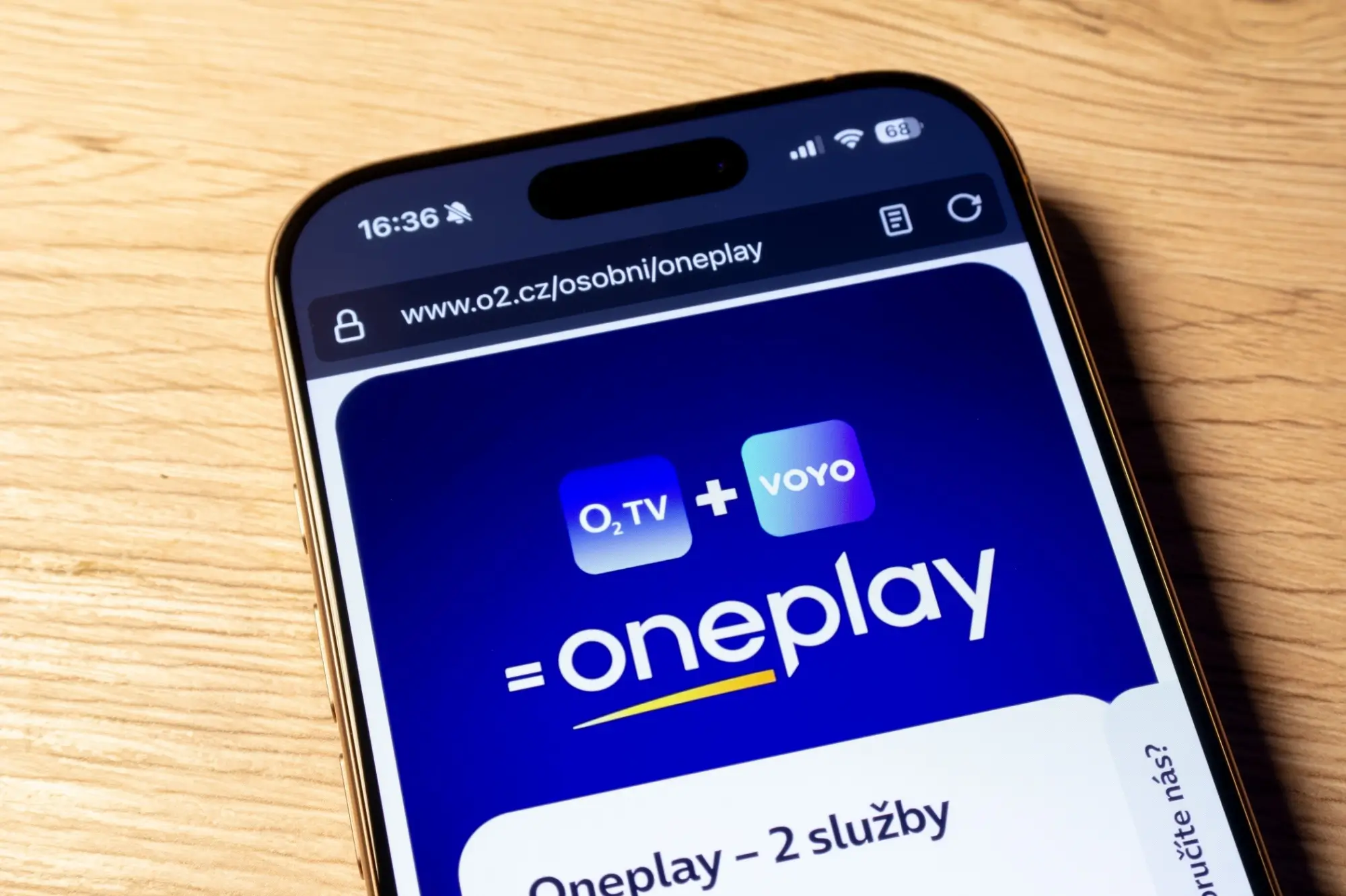 smartphone s otevřenou streamovací platformou Oneplay