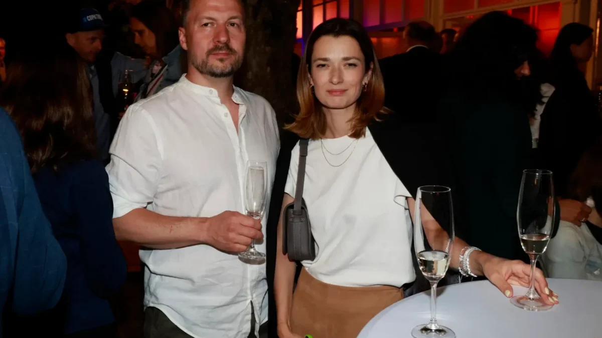 Marika Šoposká a Petr Čechák stojí u banketního stolku.