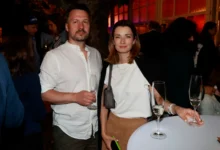 Marika Šoposká a Petr Čechák stojí u banketního stolku.