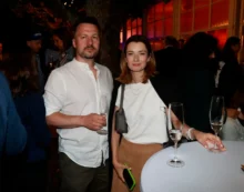 Marika Šoposká a Petr Čechák stojí u banketního stolku.