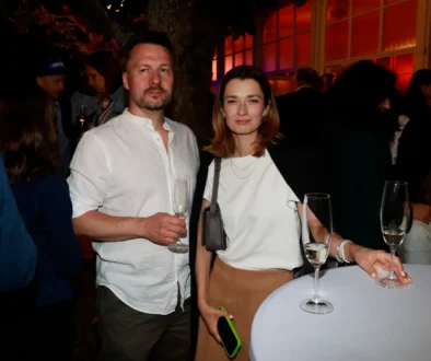 Marika Šoposká a Petr Čechák stojí u banketního stolku.