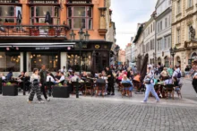 posezení na náměstí