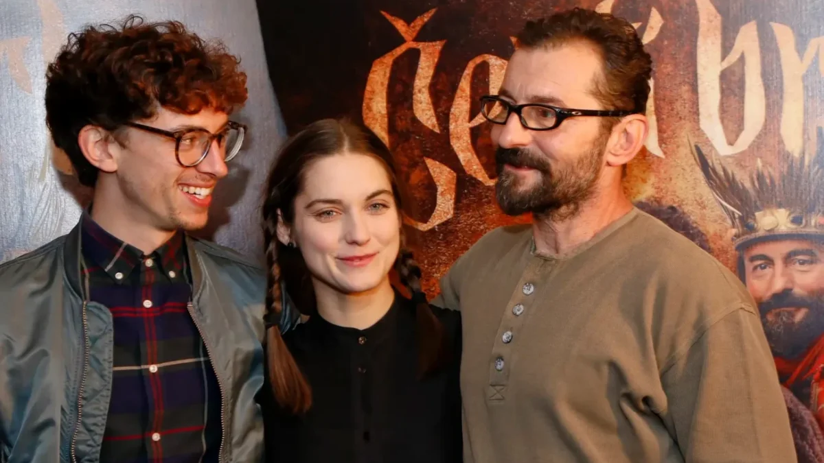 Hlavní postavy pohádky Čertí brko stojí před plakátem při premiéře filmu.