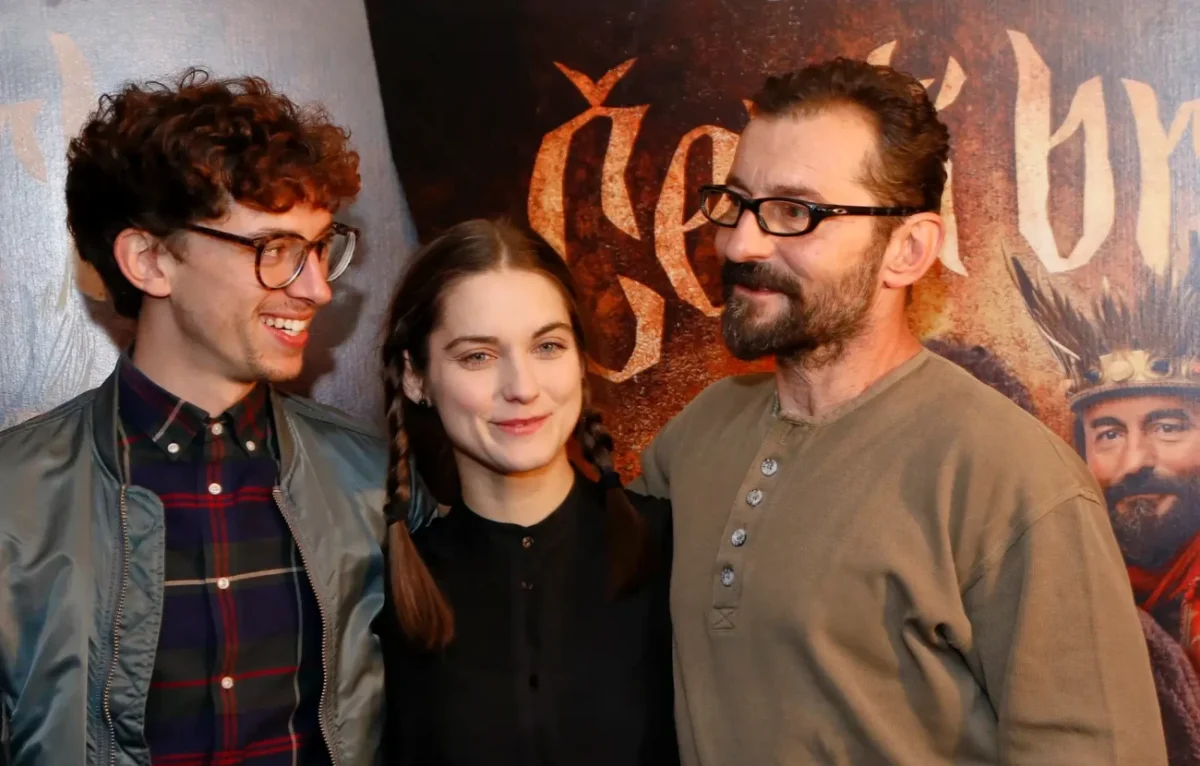 Hlavní postavy pohádky Čertí brko stojí před plakátem při premiéře filmu.