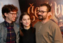 Hlavní postavy pohádky Čertí brko stojí před plakátem při premiéře filmu.