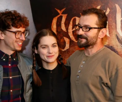 Hlavní postavy pohádky Čertí brko stojí před plakátem při premiéře filmu.