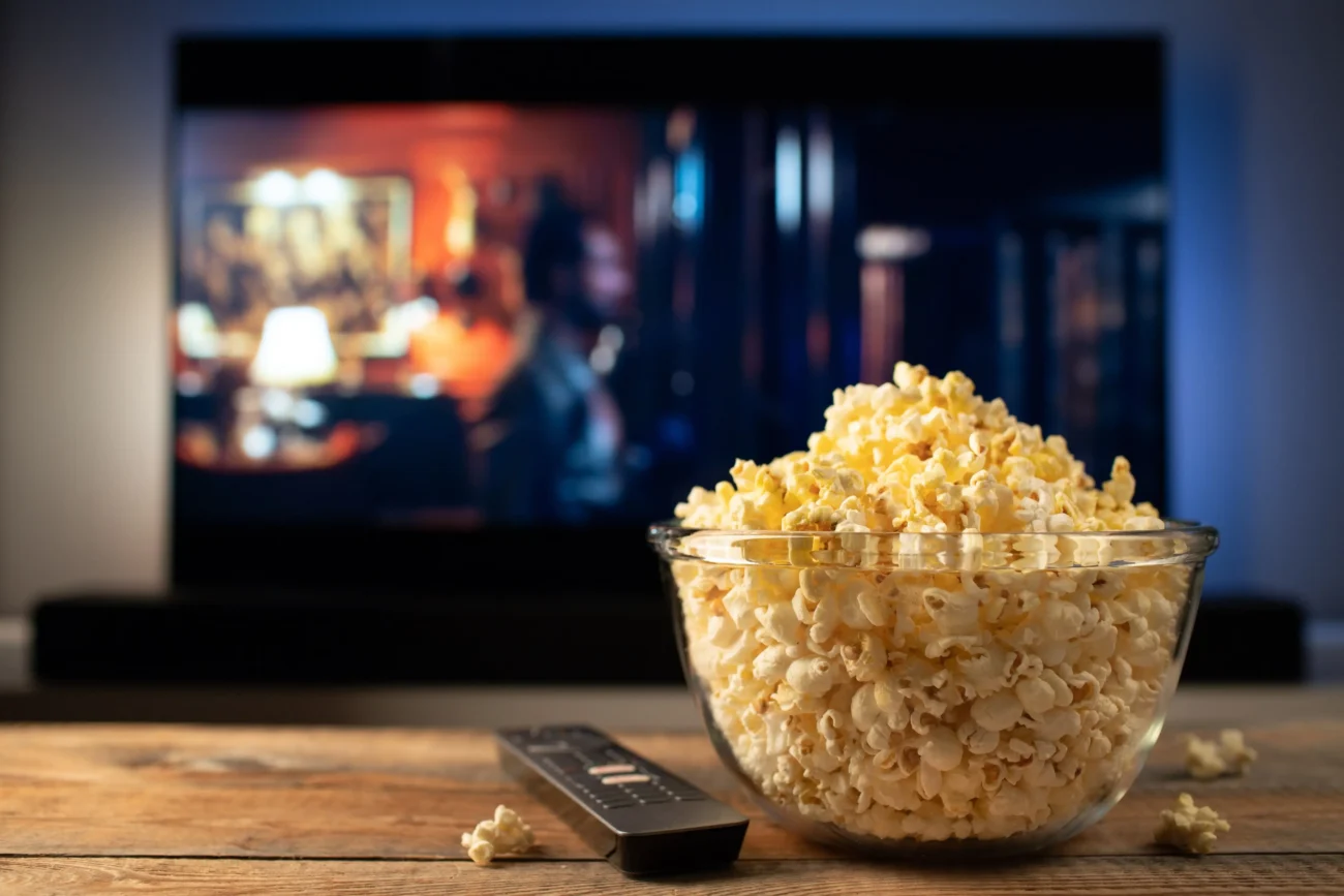Miska s popcornem před televizí.