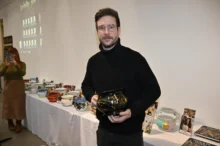 Vladimír Polévka v ruce drží historický nočník.