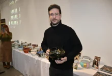 Vladimír Polévka v ruce drží historický nočník.