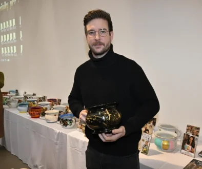 Vladimír Polévka v ruce drží historický nočník.