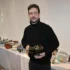 Vladimír Polévka v ruce drží historický nočník.