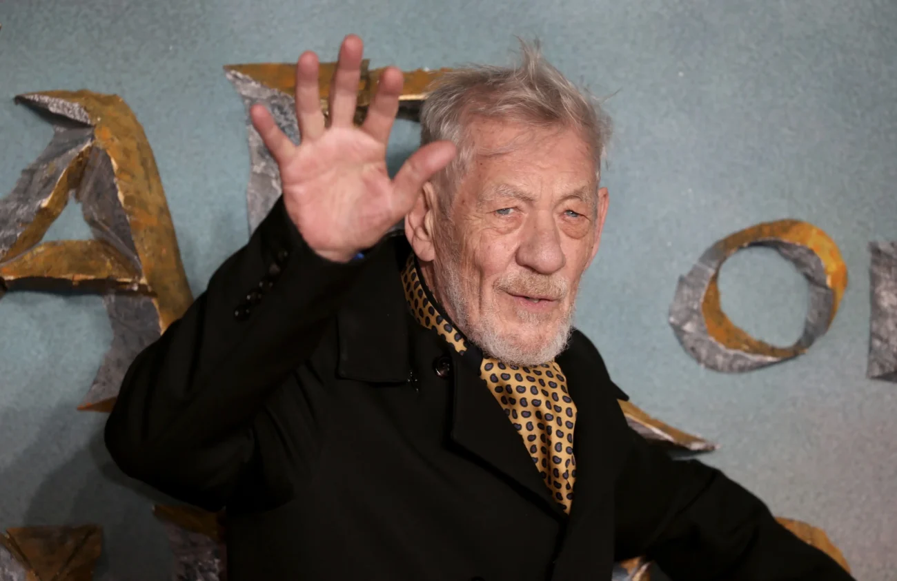 Herec mávající na premiéře nového filmu Pána prstenů