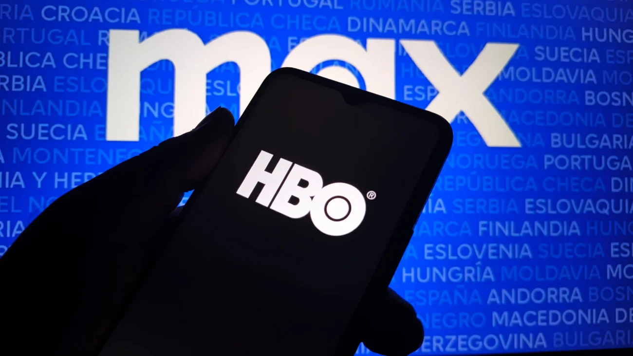 HBO Max běžící na telefonu i televizi za ním.
