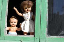 strašidelné panenky v okně