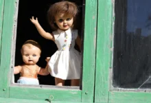 strašidelné panenky v okně