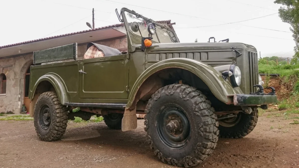 GAZ 69 armádní auto.