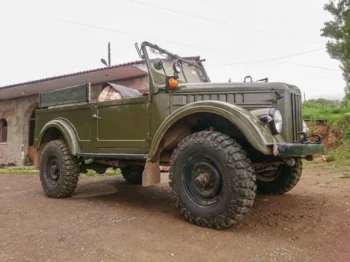 GAZ 69 armádní auto.