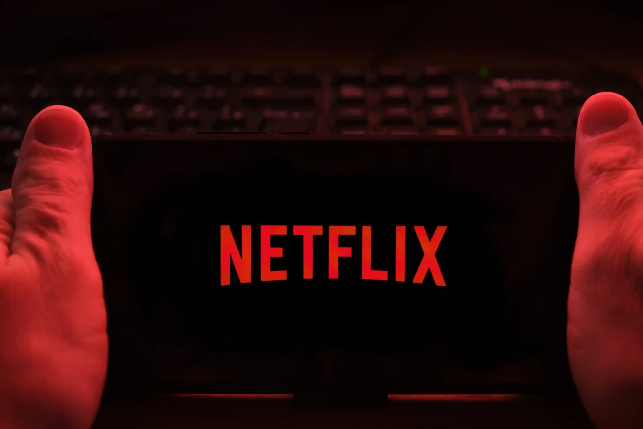 Na mobilu je spuštěný Netflix. 