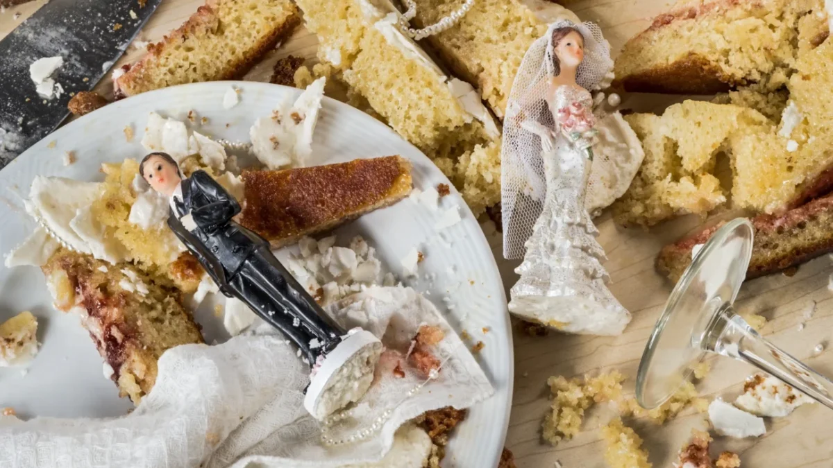 Zničený svatební dort doplněný figurkami