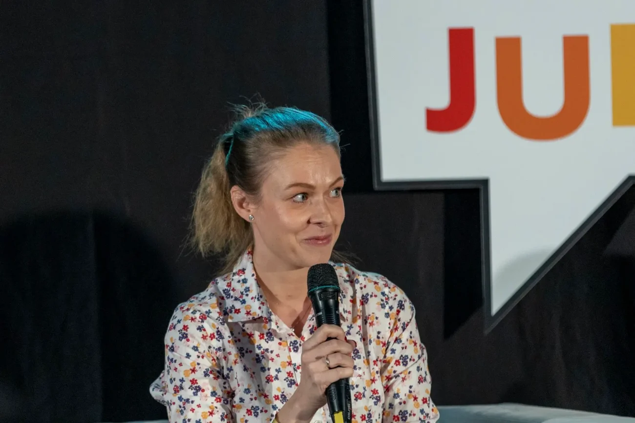 anežka pohorská | TVGURU.cz Anežka Pohorská s mikrofonem, známá jako dabérka Hermiony z Harryho Pottera.