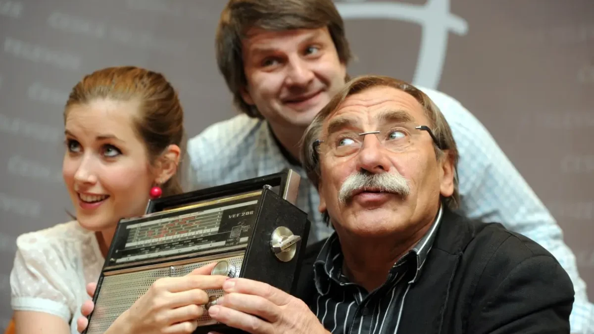 Herci a režisér seriálu Vyprávěj.