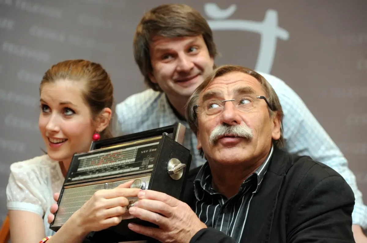 Herci a režisér seriálu Vyprávěj.